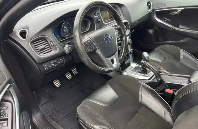 VOLVO V40 