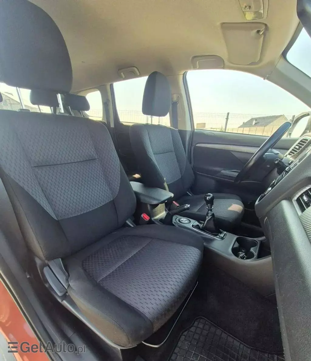MITSUBISHI Outlander 