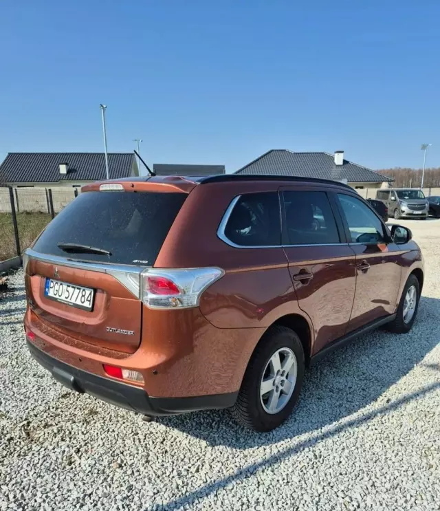 MITSUBISHI Outlander 