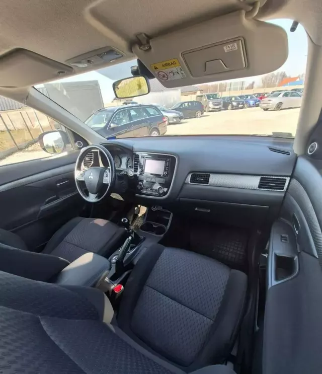 MITSUBISHI Outlander 