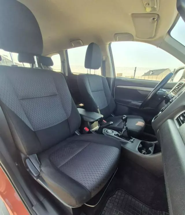 MITSUBISHI Outlander 