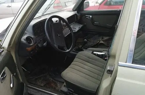 MERCEDES-BENZ W123 