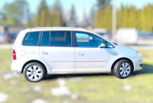VOLKSWAGEN Touran 