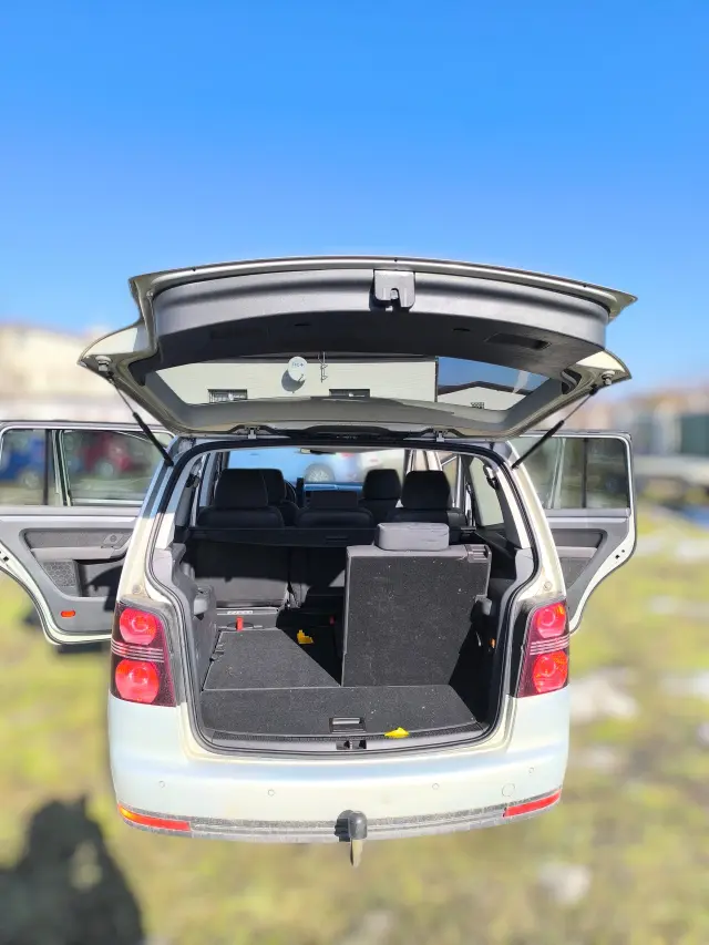 VOLKSWAGEN Touran 