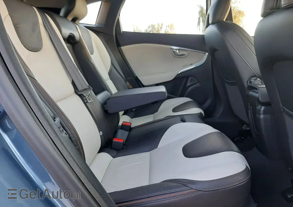 VOLVO V40 Cross Country D2