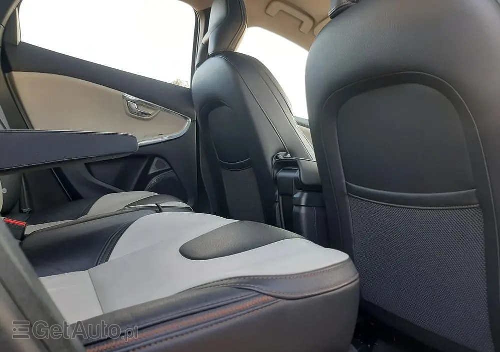 VOLVO V40 Cross Country D2