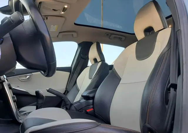 VOLVO V40 Cross Country D2