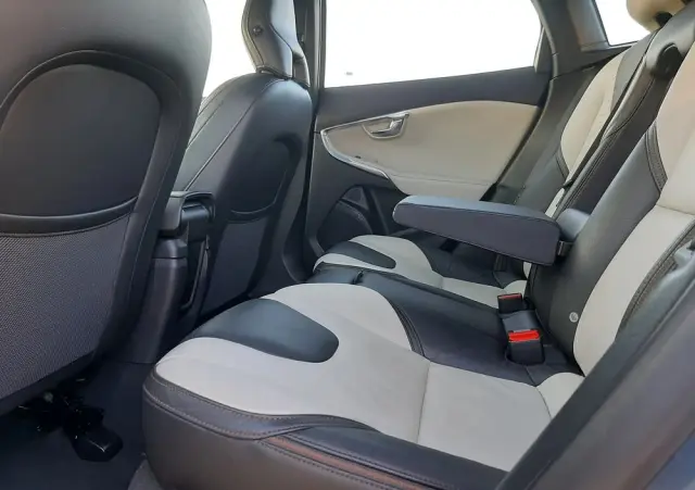 VOLVO V40 Cross Country D2