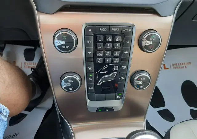 VOLVO V40 Cross Country D2