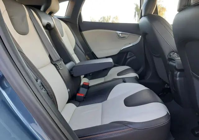 VOLVO V40 Cross Country D2