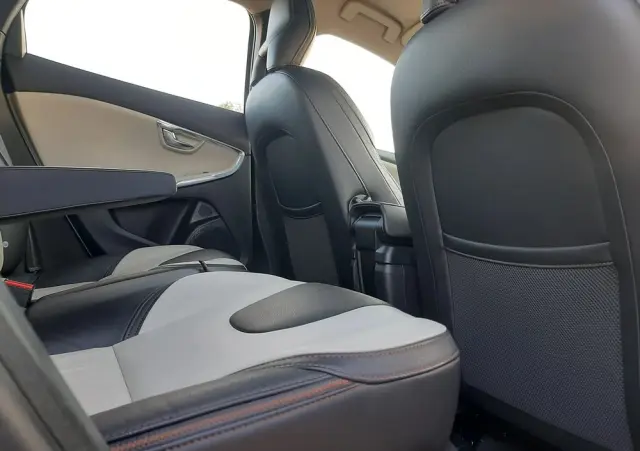 VOLVO V40 Cross Country D2