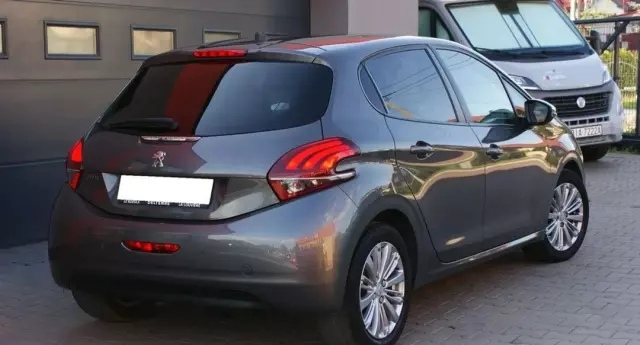 PEUGEOT 208 
