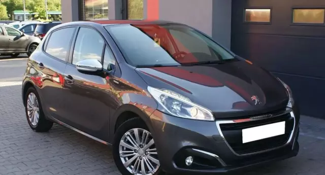 PEUGEOT 208 