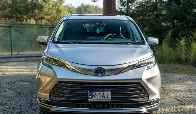 TOYOTA Sienna 