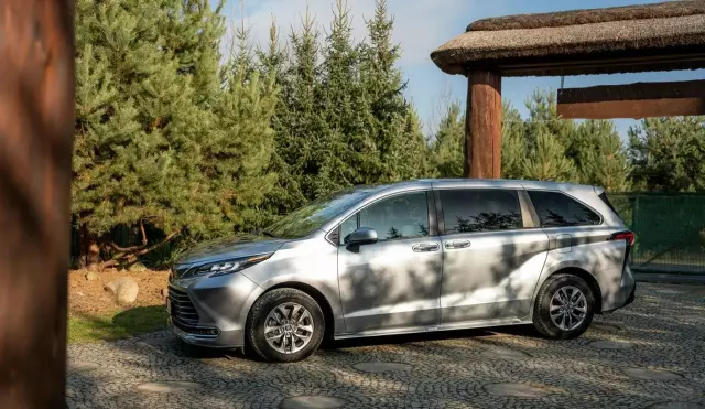 TOYOTA Sienna 
