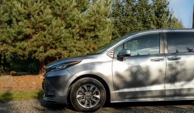 TOYOTA Sienna 