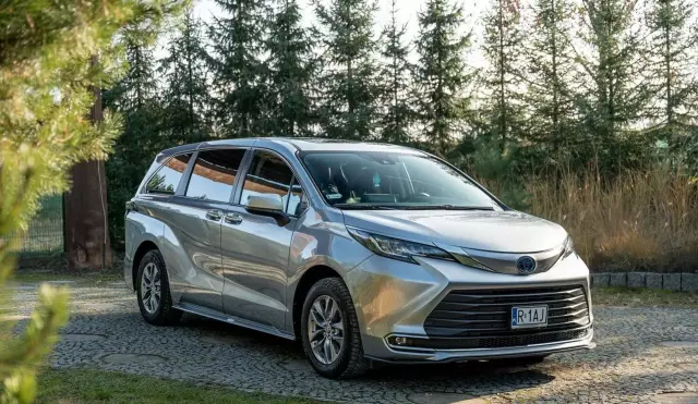 TOYOTA Sienna 