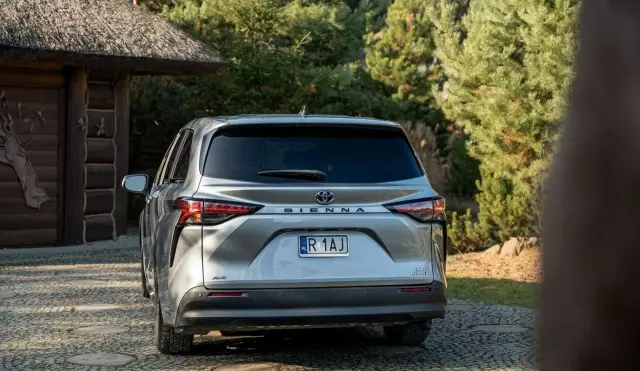 TOYOTA Sienna 