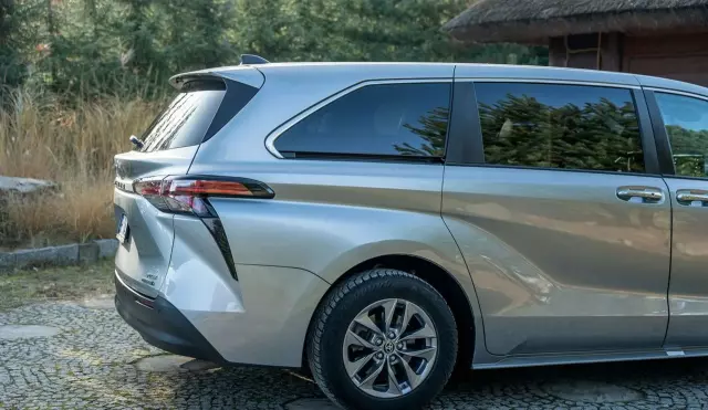 TOYOTA Sienna 