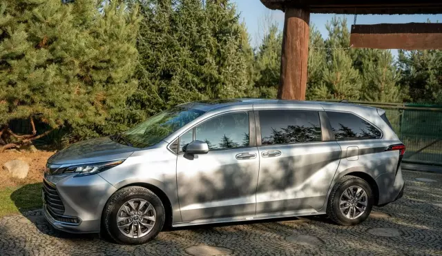 TOYOTA Sienna 