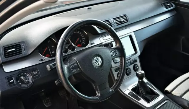 VOLKSWAGEN Passat 