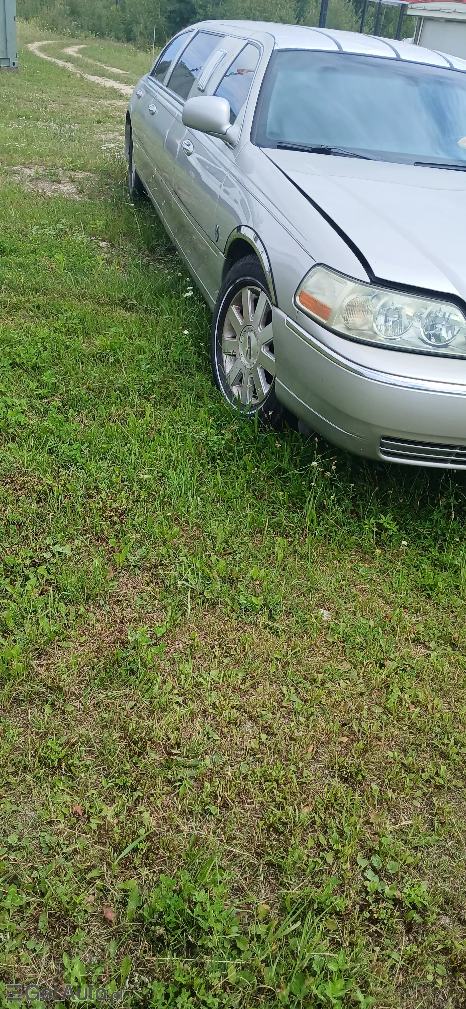 LINCOLN Town Car 4.6 V8 (208 KM)