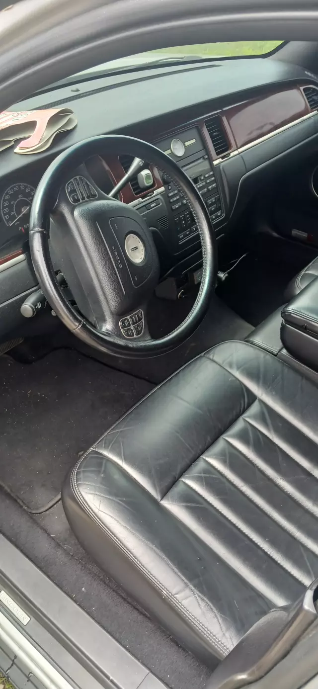 LINCOLN Town Car 4.6 V8 (208 KM)