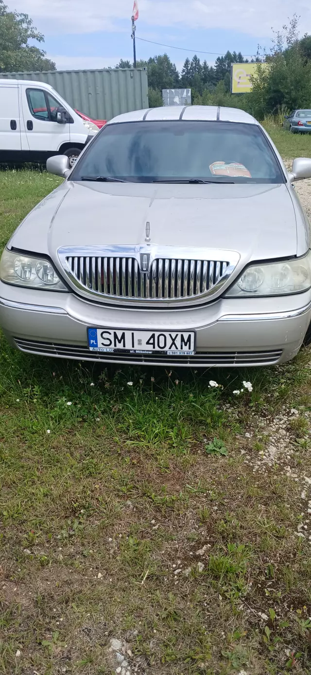LINCOLN Town Car 4.6 V8 (208 KM)