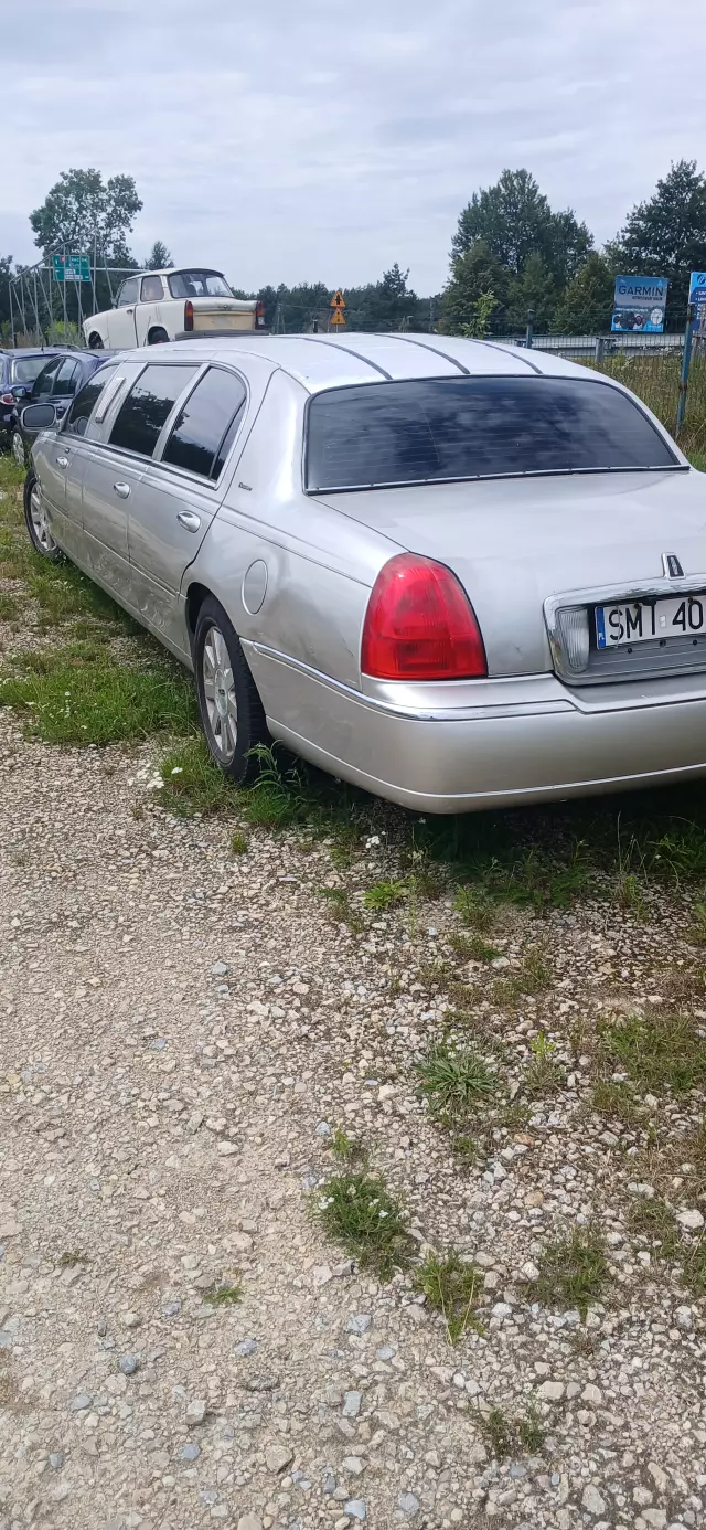 LINCOLN Town Car 4.6 V8 (208 KM)