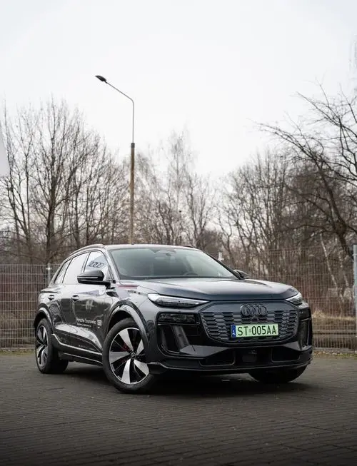 AUDI Q6 