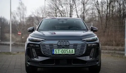 AUDI Q6 