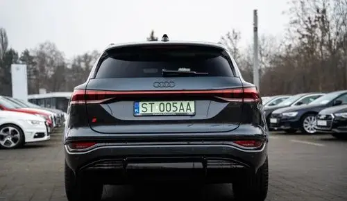 AUDI Q6 
