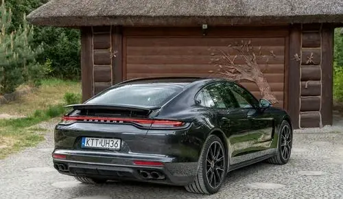PORSCHE Panamera 