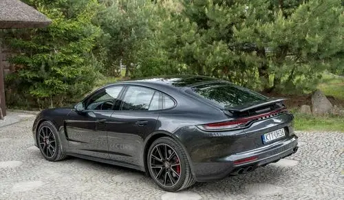 PORSCHE Panamera 