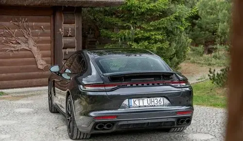 PORSCHE Panamera 