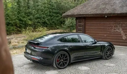 PORSCHE Panamera 