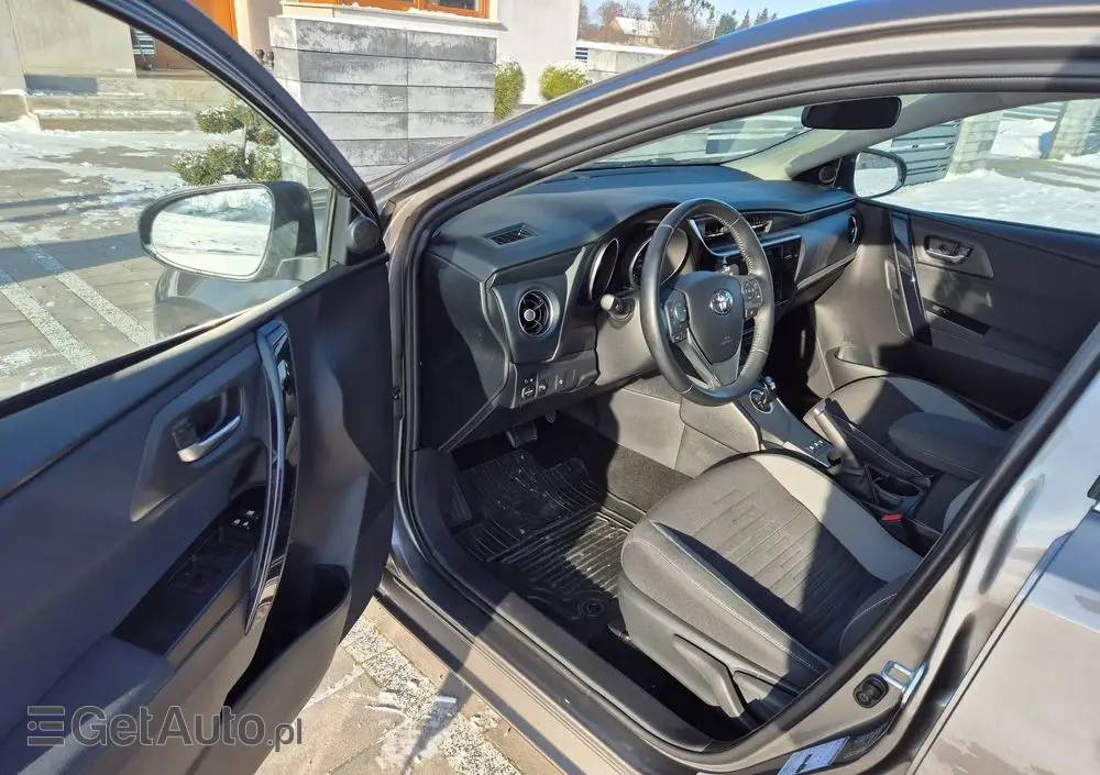 TOYOTA Auris 