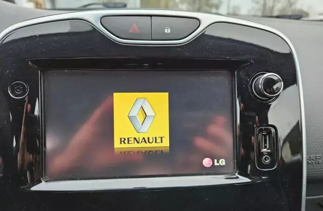 RENAULT Clio 