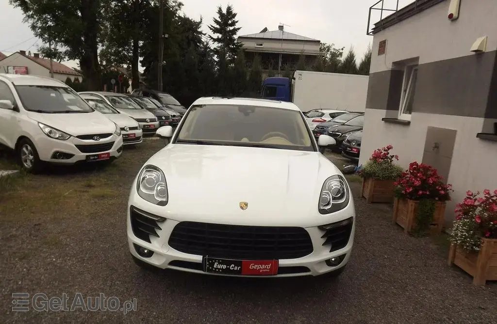 PORSCHE Macan 
