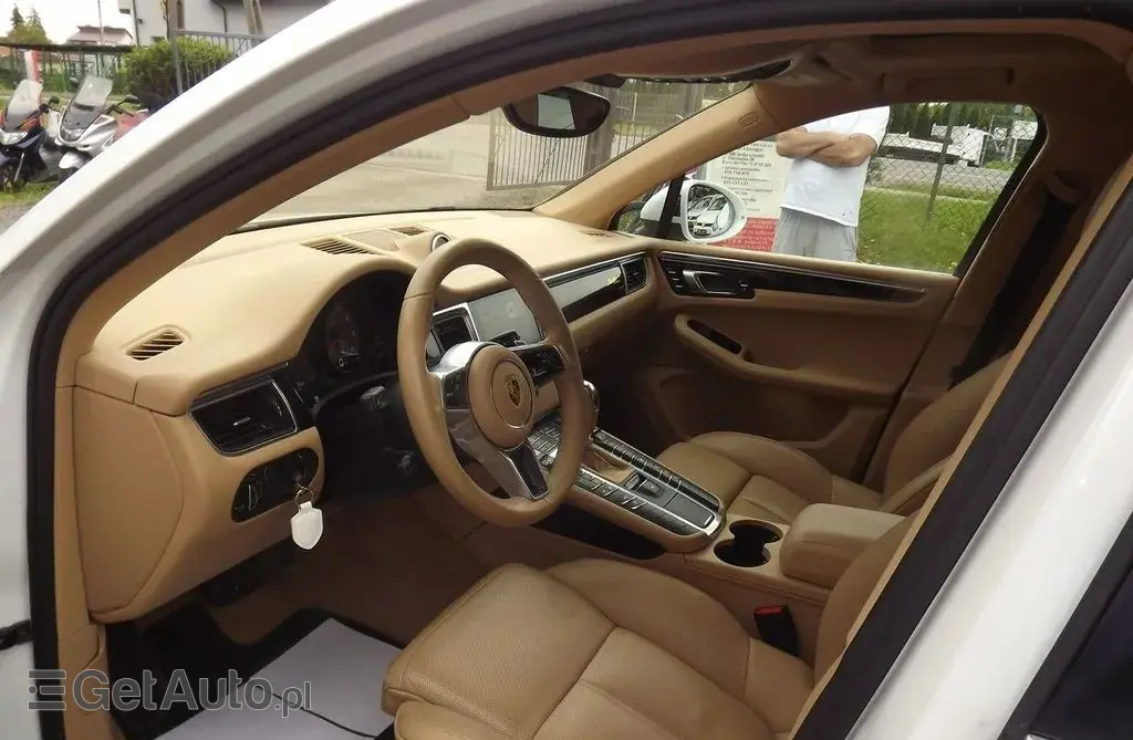 PORSCHE Macan 
