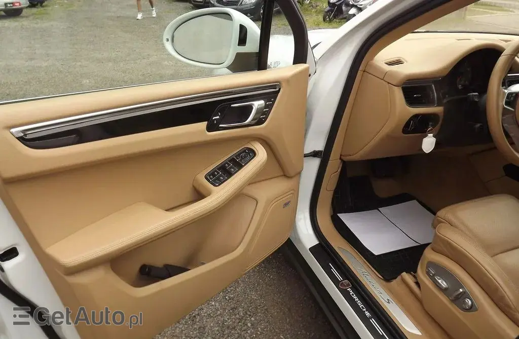 PORSCHE Macan 