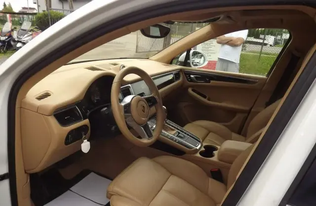 PORSCHE Macan 