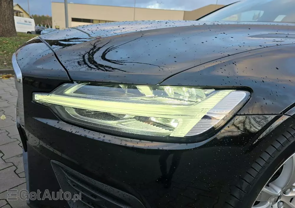 VOLVO V60 T4 Momentum