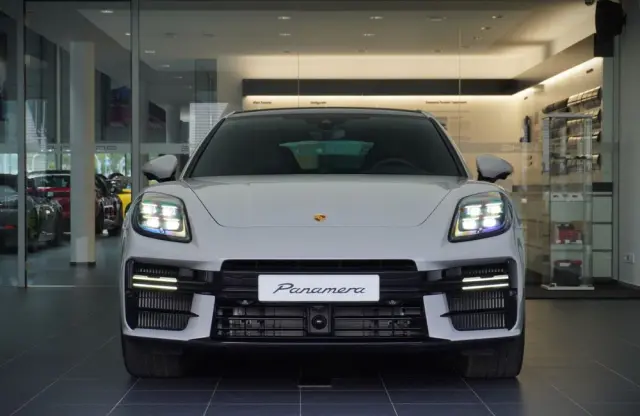 PORSCHE Panamera 4