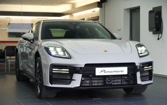 PORSCHE Panamera 4