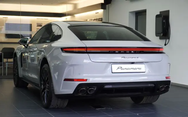 PORSCHE Panamera 4