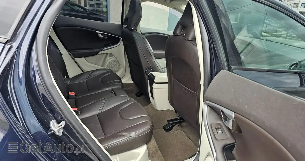 VOLVO V40 Cross Country D2 Summum