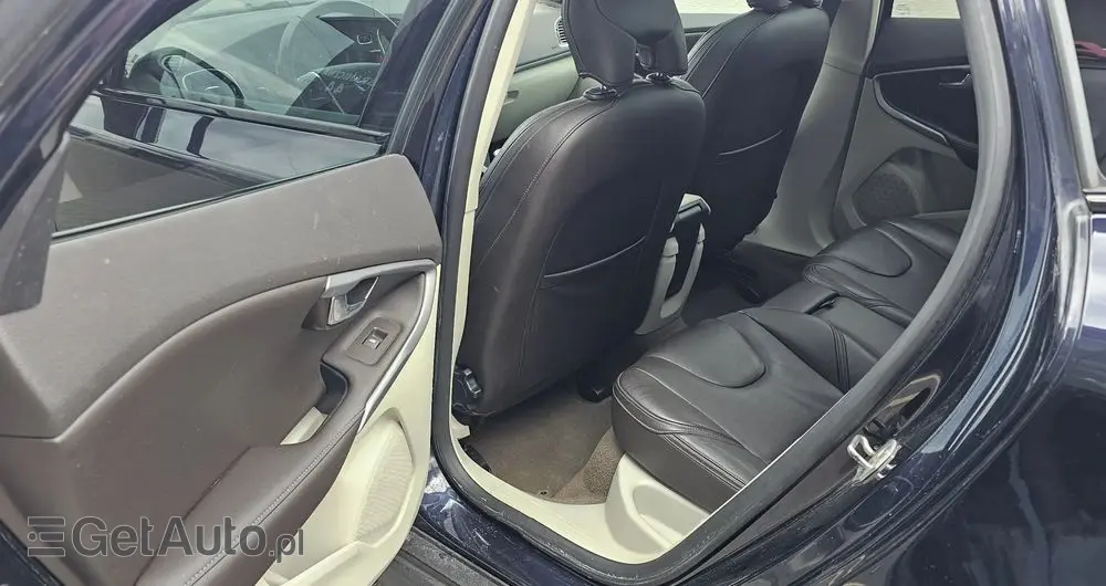 VOLVO V40 Cross Country D2 Summum