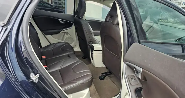 VOLVO V40 Cross Country D2 Summum