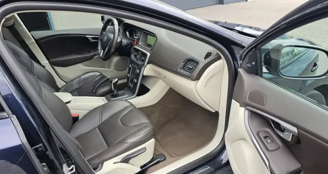 VOLVO V40 Cross Country D2 Summum